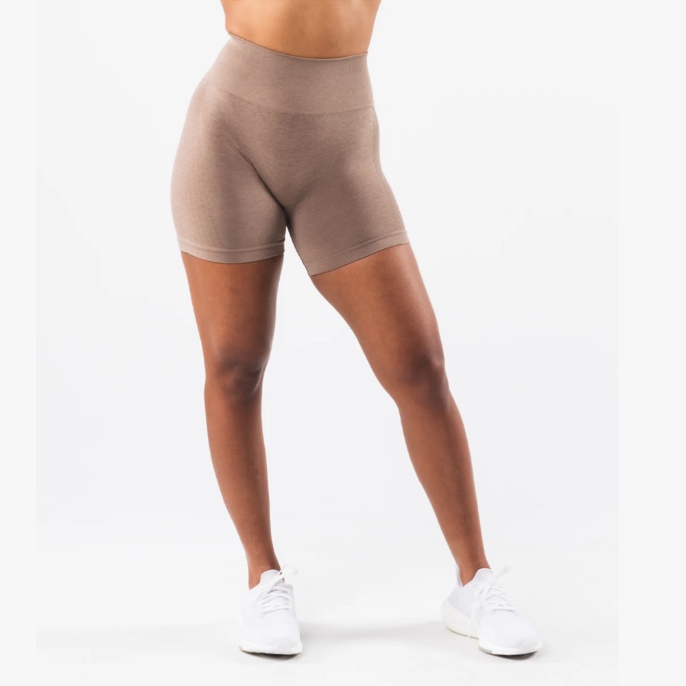 Alphalete Amplify Contour Shorts Sand